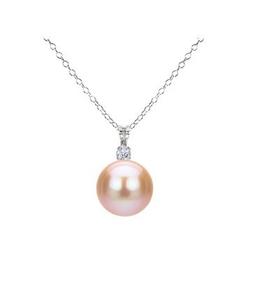 Glistening Pearl Pendant Necklace