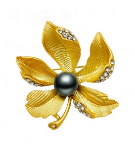 Elegant Leaf Pearl Brooch